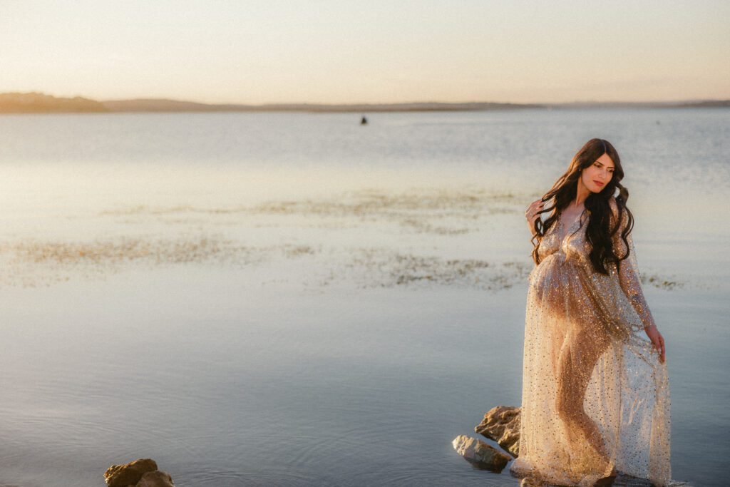 Pregnant mom poses for photos a the lake. 