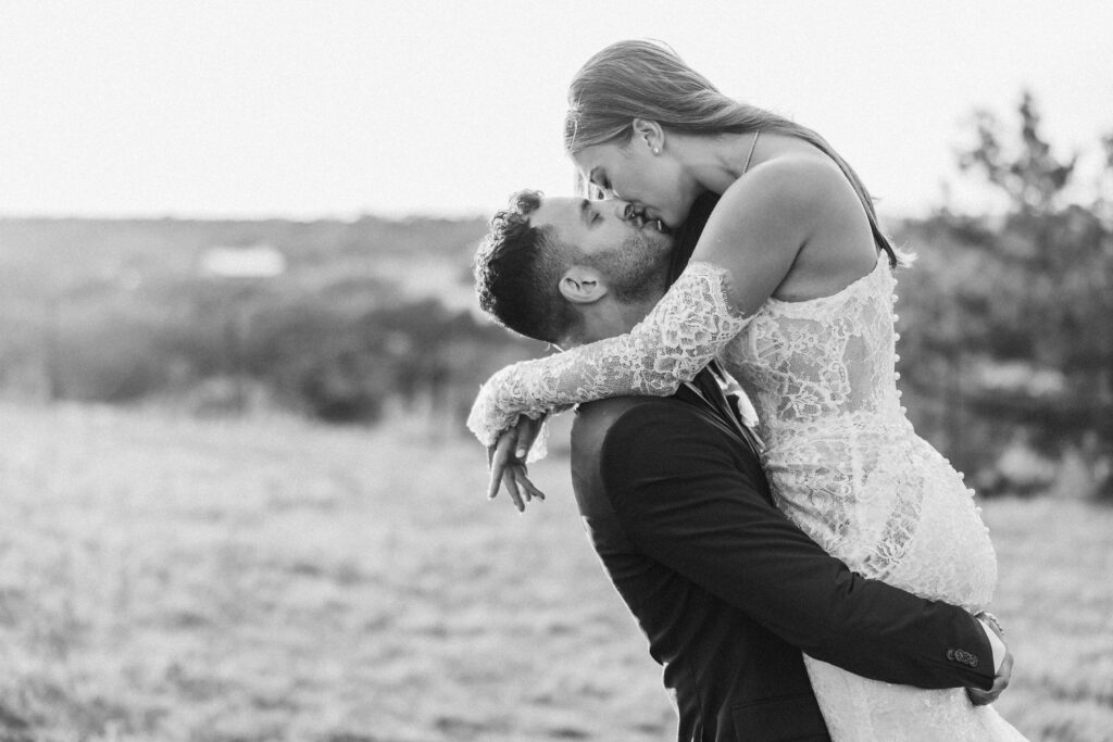 bride-groom-sunset-black-and-white
